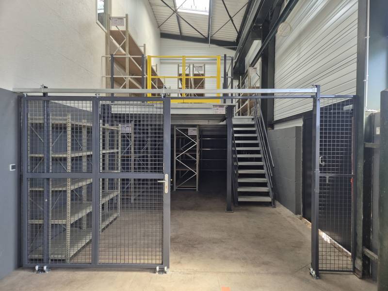 Une mezzanine métallique boulonnée pour optimisez l'espace de votre atelier et le stockage de vos outils à Villefranche-sur-Saône