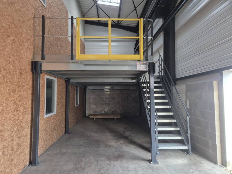 Une mezzanine métallique boulonnée pour optimisez l'espace de votre atelier et le stockage de vos outils à Villefranche-sur-Saône