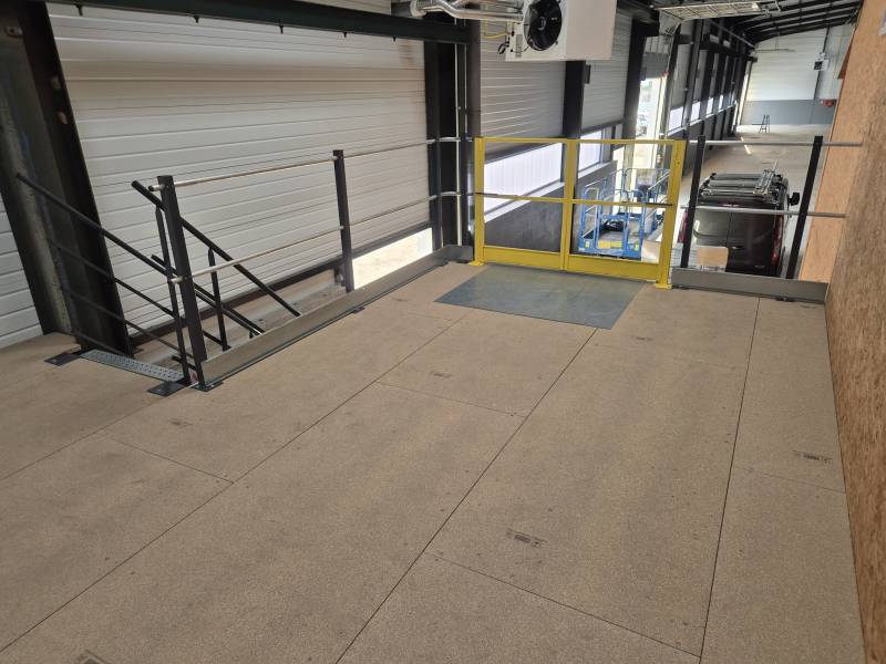 Une mezzanine métallique boulonnée pour optimisez l'espace de votre atelier et le stockage de vos outils à Villefranche-sur-Saône
