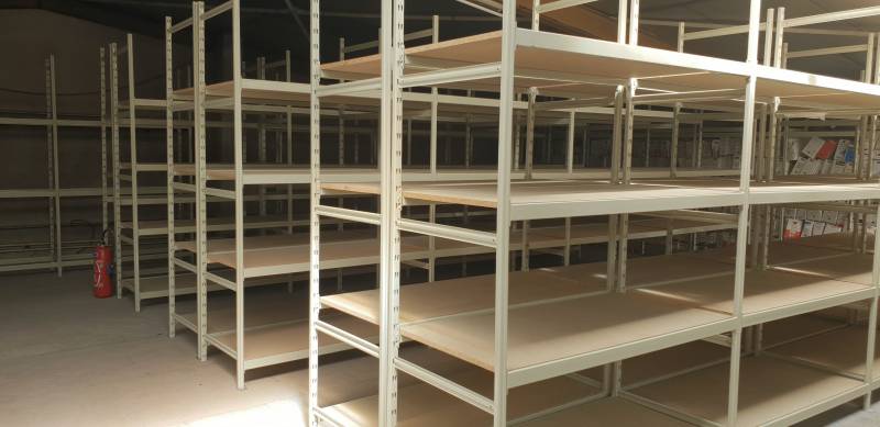 Rayonnages industriels pour le stockage de pièces détachées dans une concession automobile à Crèche sur Saône au sud de Mâcon
