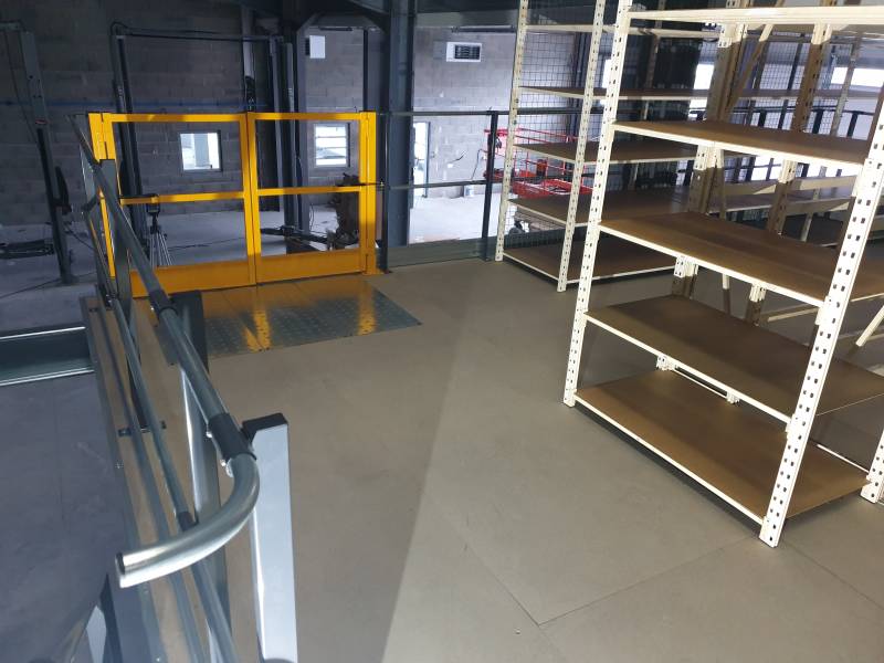 Rayonnages industriels pour le stockage de pièces détachées dans une concession automobile à Crèche sur Saône au sud de Mâcon