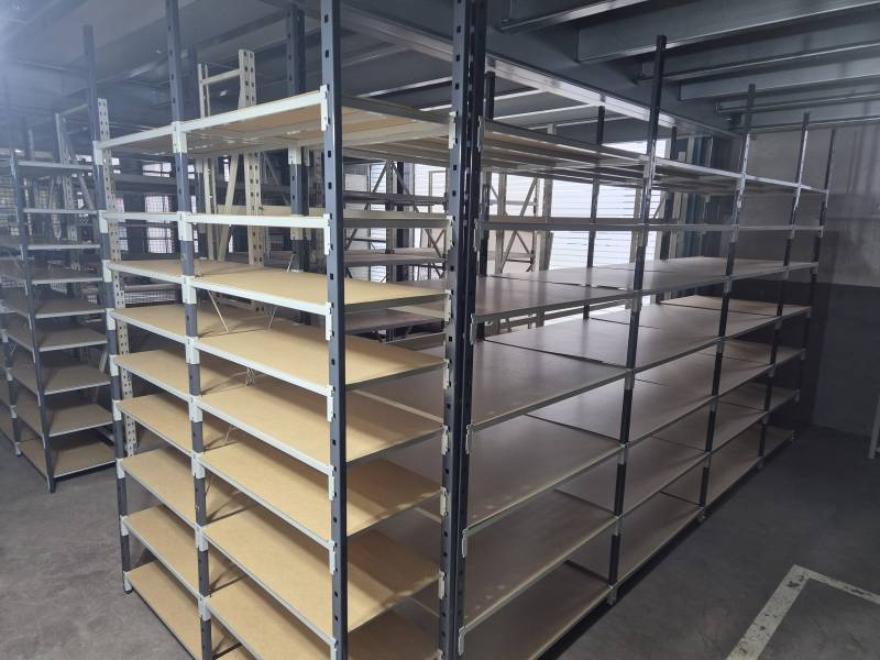 Rayonnages industriels pour le stockage de pièces détachées dans une concession automobile à Crèche sur Saône au sud de Mâcon