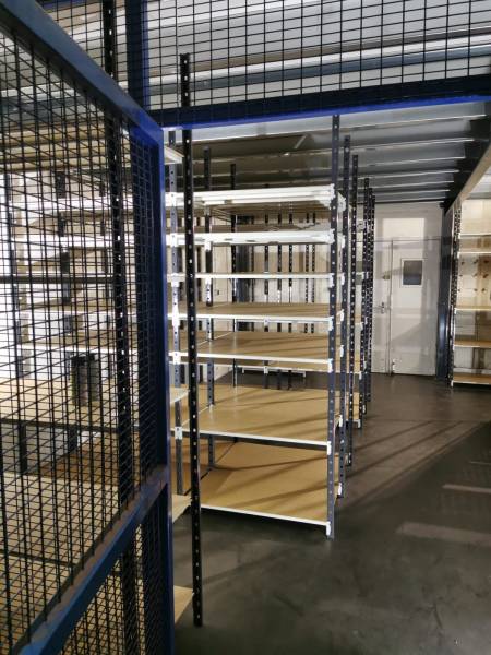 Rayonnages industriels pour le stockage de pièces détachées dans une concession automobile à Crèche sur Saône au sud de Mâcon