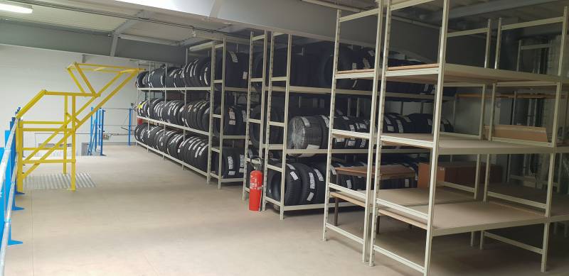 Rayonnages industriels pour le stockage de pièces détachées dans une concession automobile à Crèche sur Saône au sud de Mâcon