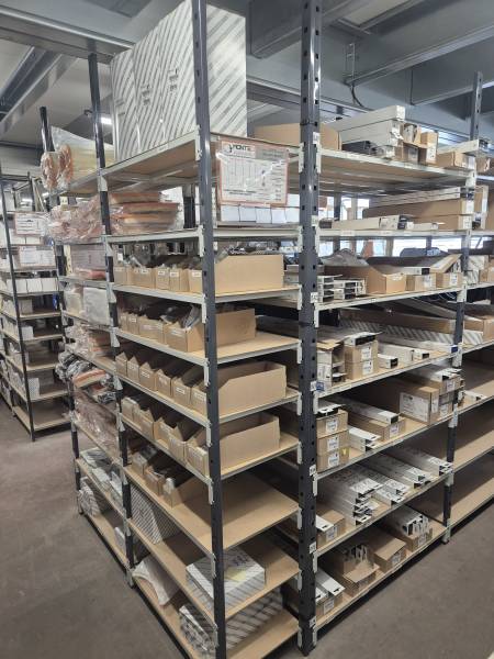 Rayonnages industriels pour le stockage de pièces détachées dans une concession automobile à Crèche sur Saône au sud de Mâcon