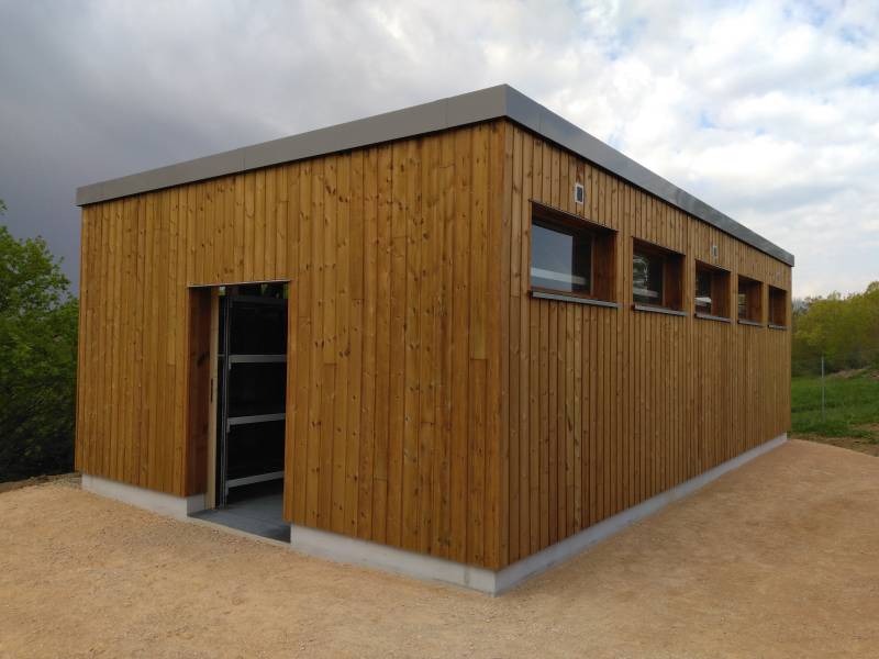 Rayonnages mi-lourds équipés de plateaux fils renforcés pour l'entreposage à perpétuité de caisses en bois dans un ossuaire à Gleizé à proximité d'Arnas