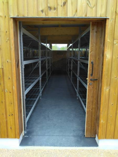 Rayonnages mi-lourds équipés de plateaux fils renforcés pour l'entreposage à perpétuité de caisses en bois dans un ossuaire à Gleizé à proximité d'Arnas