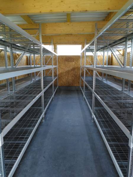 Rayonnages mi-lourds équipés de plateaux fils renforcés pour l'entreposage à perpétuité de caisses en bois dans un ossuaire à Gleizé à proximité d'Arnas