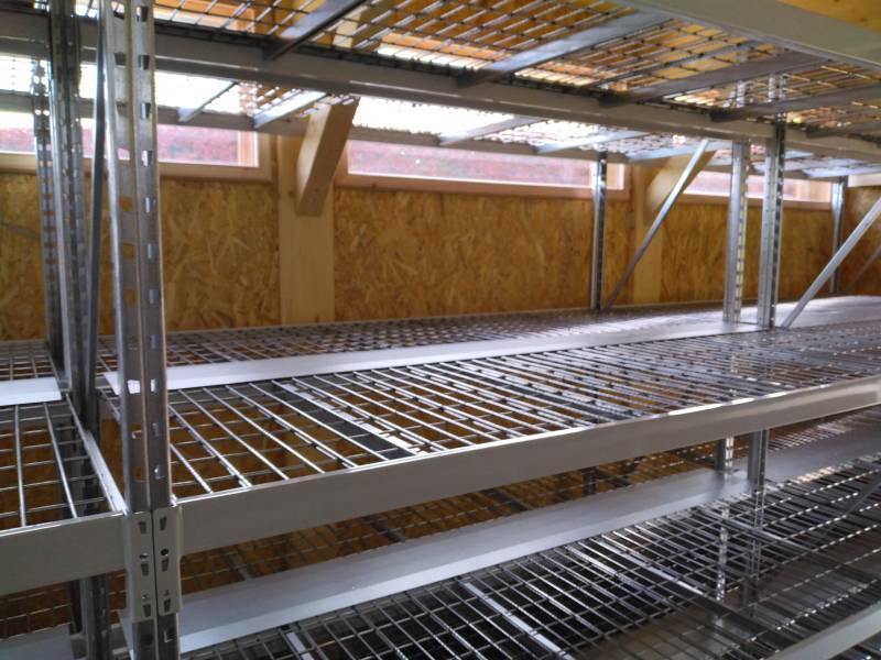 Rayonnages mi-lourds équipés de plateaux fils renforcés pour l'entreposage à perpétuité de caisses en bois dans un ossuaire à Gleizé à proximité d'Arnas