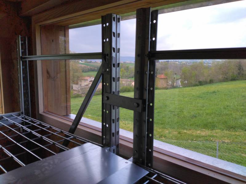 Rayonnages mi-lourds équipés de plateaux fils renforcés pour l'entreposage à perpétuité de caisses en bois dans un ossuaire à Gleizé à proximité d'Arnas