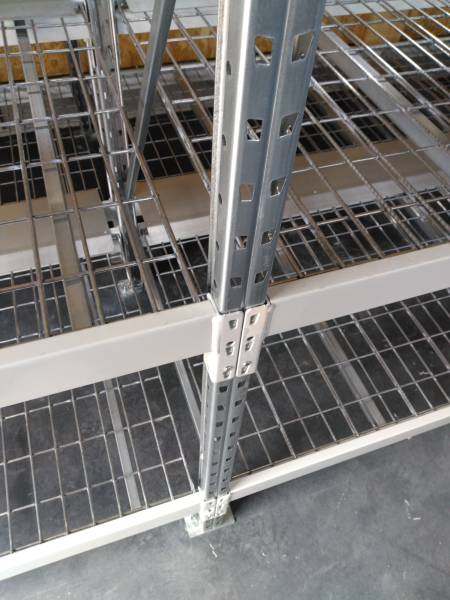 Rayonnages mi-lourds équipés de plateaux fils renforcés pour l'entreposage à perpétuité de caisses en bois dans un ossuaire à Gleizé à proximité d'Arnas