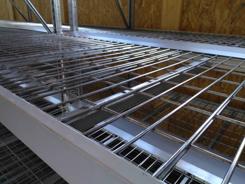 Rayonnages mi-lourds équipés de plateaux fils renforcés pour l'entreposage à perpétuité de caisses en bois dans un ossuaire à Gleizé à proximité d'Arnas