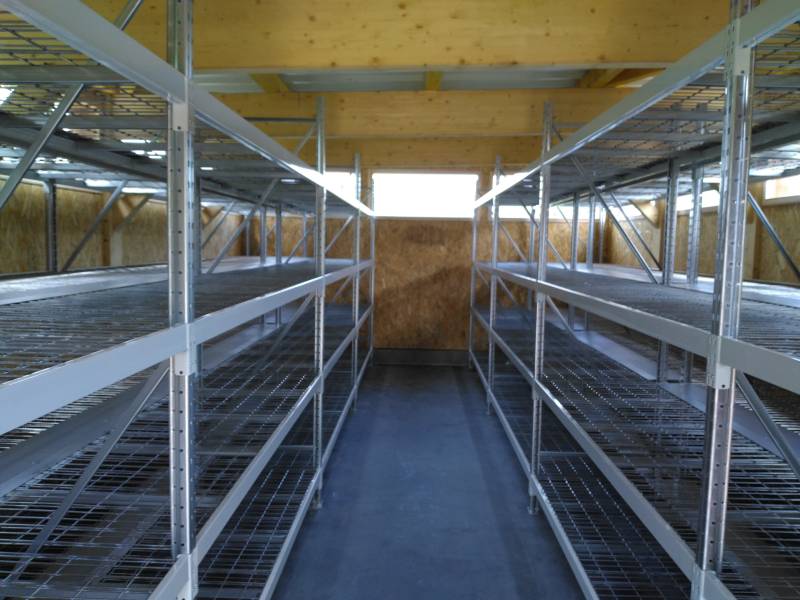 Rayonnages mi-lourds avec plateaux fils pour l'entreposage de caisses en bois dans un ossuaire à Gleizé