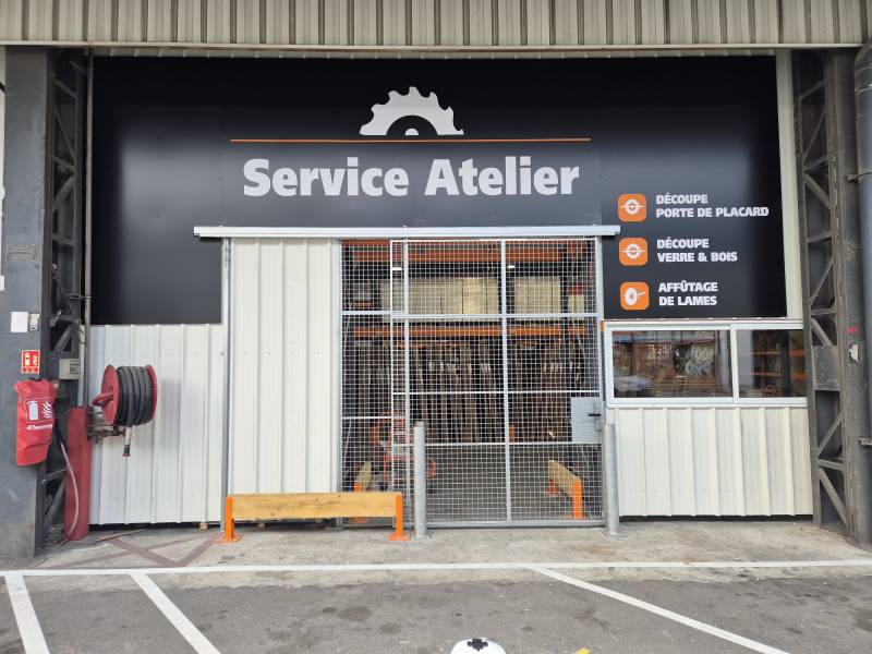 Porte coulissante grillagée grande hauteur pour limiter l'acces à un atelier de découpe dans la GSB à Lyon