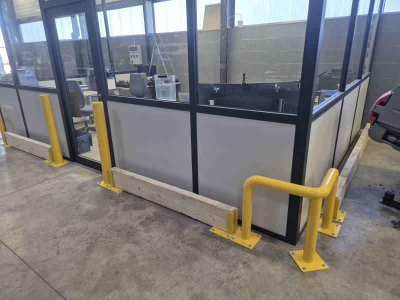 Protections de type Arceau, poteaux et madriers pour sécuriser les bas de cloison à Villefranche sur Saône