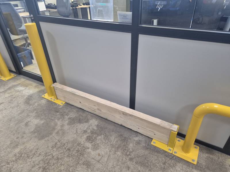 Protections de type Arceau, poteaux et madriers pour sécuriser les bas de cloison à Villefranche sur Saône