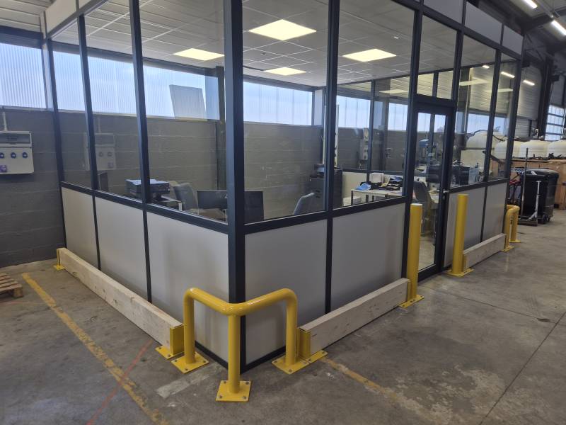 protections de type arceau, poteaux et madriers pour sécuriser efficacement les bas de cloison dans un atelier automobile à Villefranche sur Saône