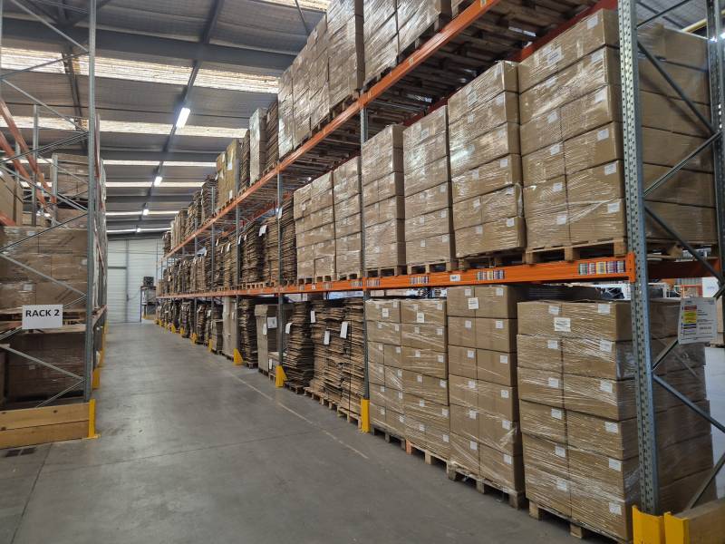Rayonnage lourd équipé de protections de montants et d’accessoires pour le stockage sécurisé de palettes Europe dans un entrepôt logistique à Arnas.