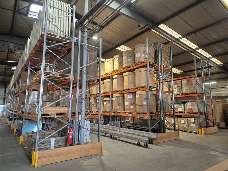 Rayonnage lourd équipé de protections de montants et d’accessoires pour le stockage sécurisé de palettes Europe dans un entrepôt logistique à Arnas.