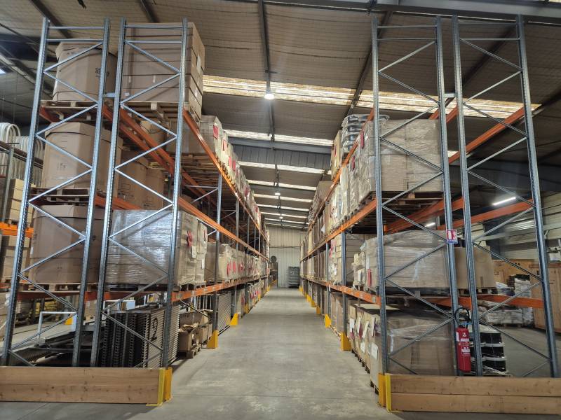 Rayonnage lourd équipé de protections de montants et d’accessoires pour le stockage sécurisé de palettes Europe dans un entrepôt logistique à Arnas.