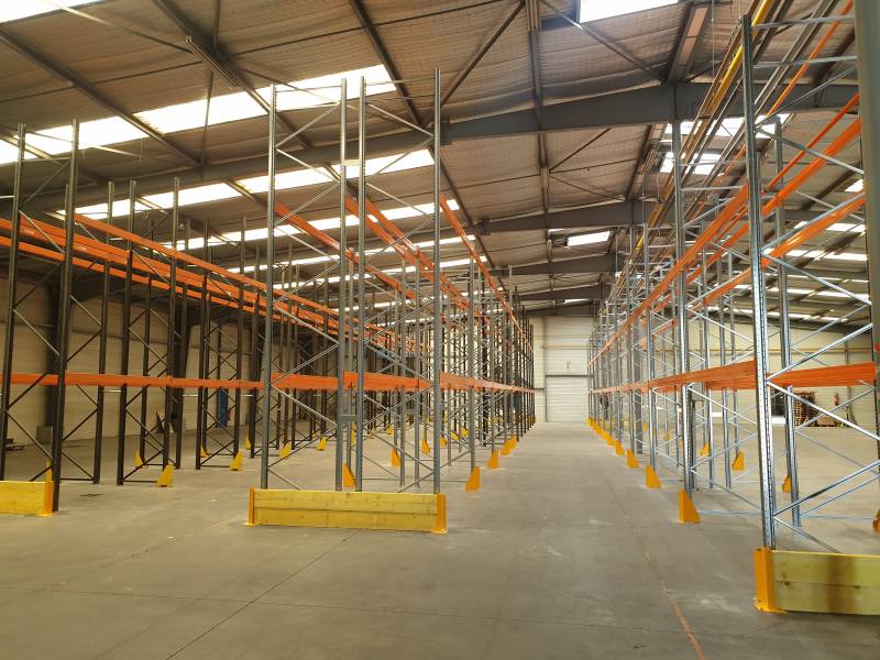 Rayonnage lourd équipé de protections de montants et d’accessoires pour le stockage sécurisé de palettes Europe dans un entrepôt logistique à Arnas.