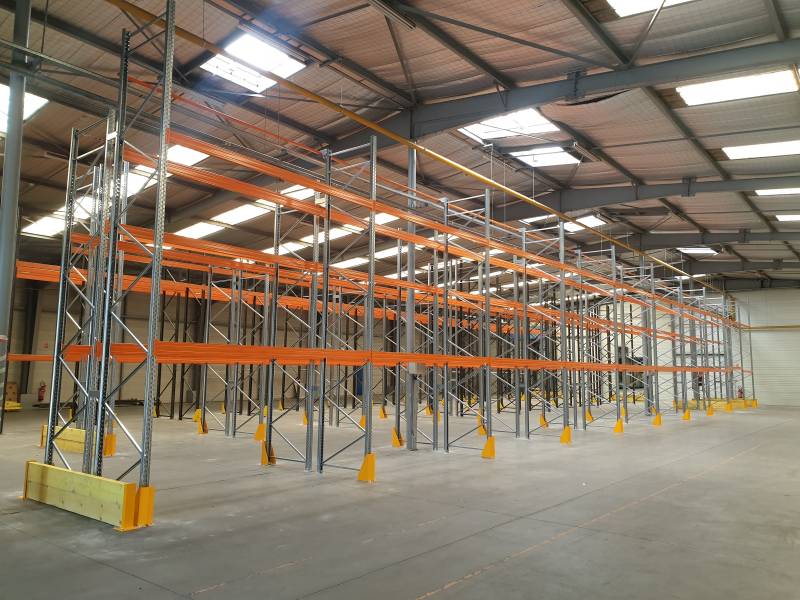 Rayonnage lourd équipé de protections de montants et d’accessoires pour le stockage sécurisé de palettes Europe dans un entrepôt logistique à Arnas.