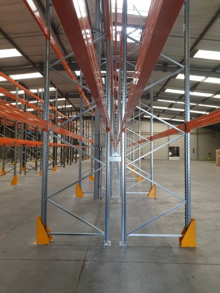 Rayonnage lourd équipé de protections de montants et d’accessoires pour le stockage sécurisé de palettes Europe dans un entrepôt logistique à Arnas.