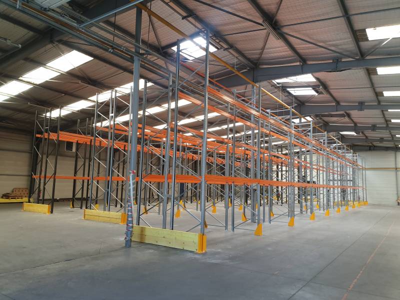Rayonnage lourd équipé de protections de montants et d’accessoires pour le stockage sécurisé de palettes Europe dans un entrepôt logistique à Arnas.