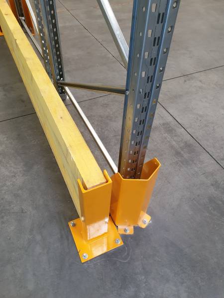 Rayonnage lourd équipé de protections de montants et d’accessoires pour le stockage sécurisé de palettes Europe dans un entrepôt logistique à Arnas.