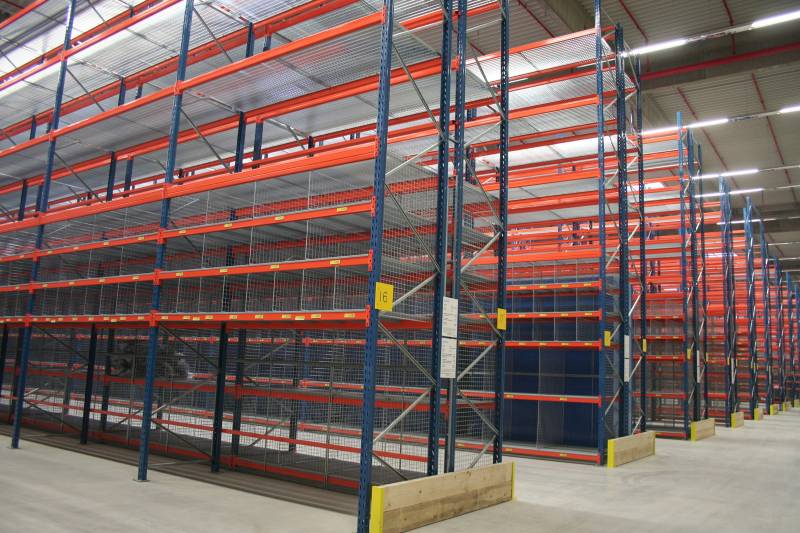 Pilotage du montage des rayonnages dans le centre de stockage de pièces de rechange du groupe PSA à Rieste (Allemagne)