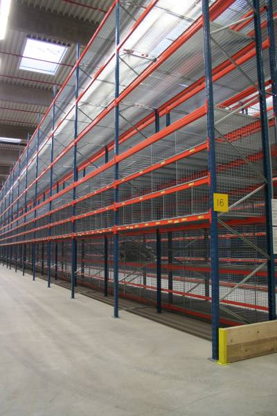 Pilotage du montage des rayonnages dans le centre de stockage de pièces de rechange du groupe PSA à Rieste (Allemagne)