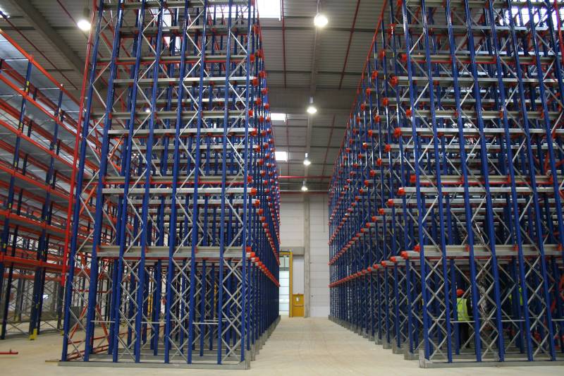 Coordination du montage des rayonnages pour le Centre mondial de stockage du Groupe Renault. Plateforme logistique de 150 000 m² à proximité de Sens en région Parisienne.