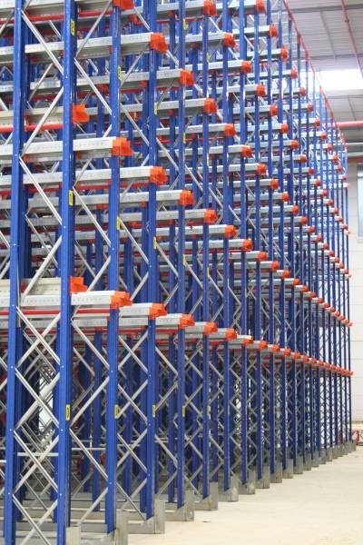 Coordination du montage des rayonnages pour le Centre mondial de stockage du Groupe Renault. Plateforme logistique de 150 000 m² à proximité de Sens en région Parisienne.