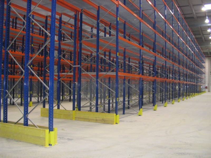 Coordination du montage des rayonnages pour le Centre mondial de stockage du Groupe Renault. Plateforme logistique de 150 000 m² à proximité de Sens en région Parisienne.
