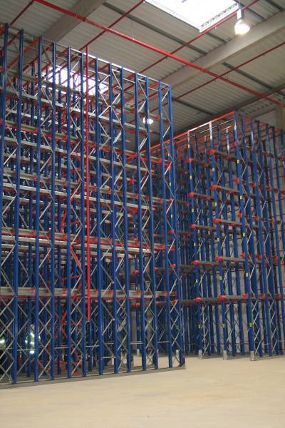 Coordination du montage des rayonnages pour le Centre mondial de stockage du Groupe Renault. Plateforme logistique de 150 000 m² à proximité de Sens en région Parisienne.