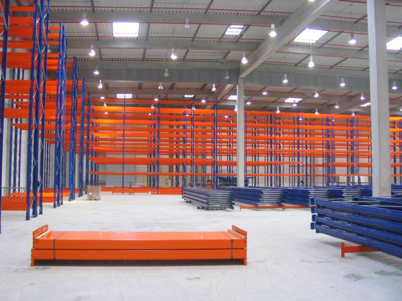 Coordination du montage des rayonnages pour le Centre mondial de stockage du Groupe Renault. Plateforme logistique de 150 000 m² à proximité de Sens en région Parisienne.