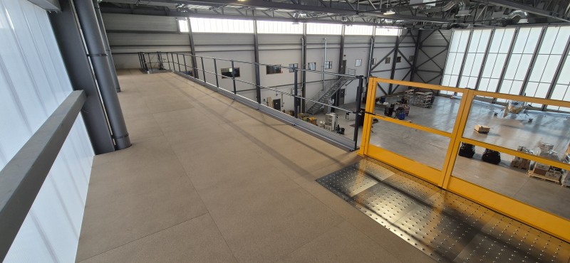 Mezzanine de stockage deux niveaux dans un atelier de maintenance aéronautique avec optimisation de la hauteur disponible, fabrication personnalisée et installation rapide à proximité de Lyon.