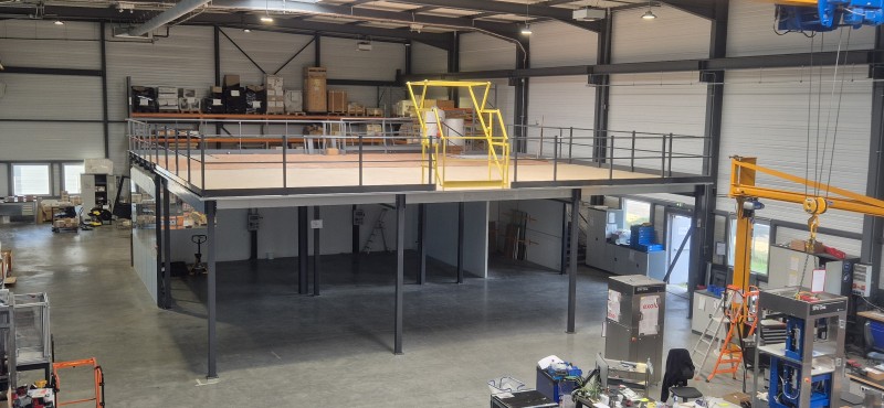 Extension sur mesure d’une mezzanine industrielle de stockage de capacité 500 kg/m² avec installation rapide en 3 jours à proximité de Lyon