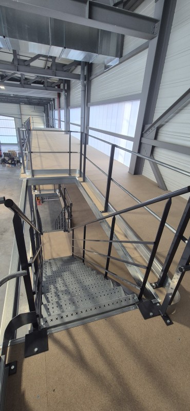 Mezzanine de stockage deux niveaux dans un atelier de maintenance aéronautique avec optimisation de la hauteur disponible, fabrication personnalisée et installation rapide à proximité de Lyon.