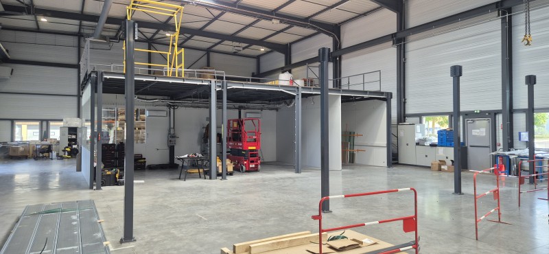 Extension sur mesure d’une mezzanine industrielle de stockage de capacité 500 kg/m² avec installation rapide en 3 jours à proximité de Lyon