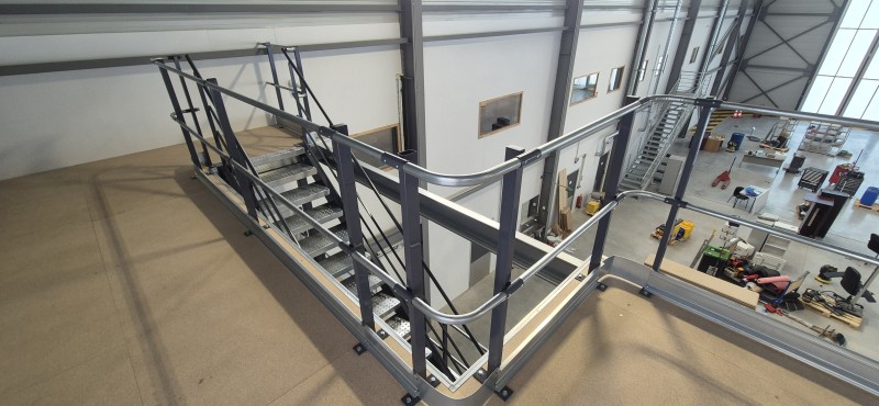 Mezzanine de stockage deux niveaux dans un atelier de maintenance aéronautique avec optimisation de la hauteur disponible, fabrication personnalisée et installation rapide à proximité de Lyon.