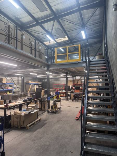 Mezzanine industrielle sur mesure 130 m² en structure pan coupé 350 kg m2 au nord de Lyon